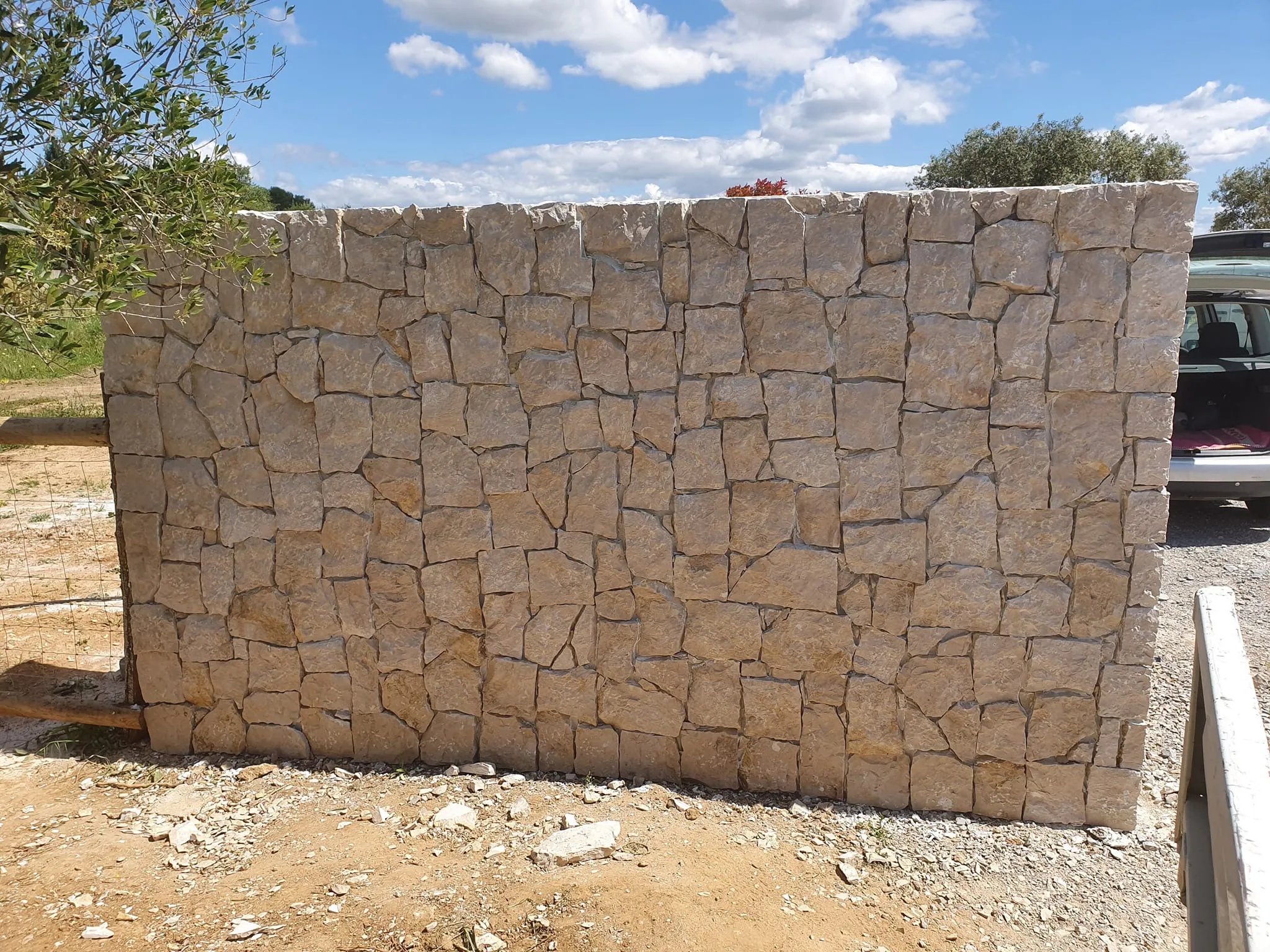 Mur de clôture en pierre