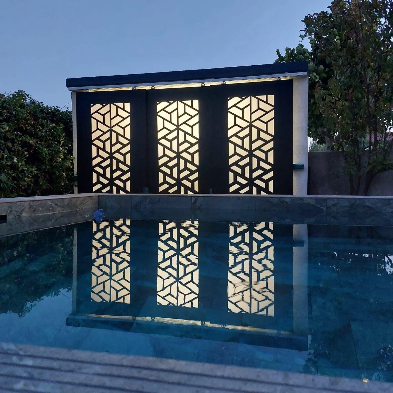 Luxueuse piscine et maçonnerie par LB Bâtisud